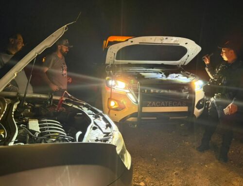 Auxilian Policía Estatal y Municipal a conductor varado en la carretera Federal 54