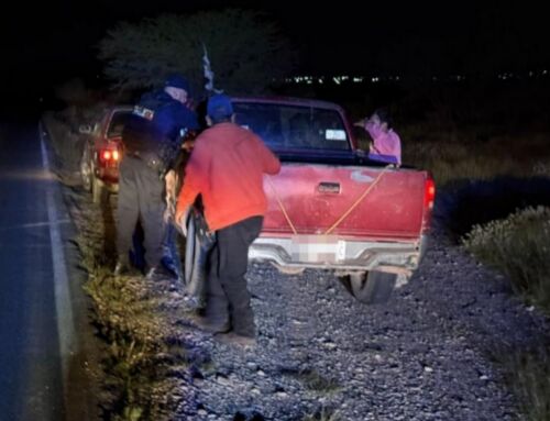 Auxilian Policía Estatal y Municipal a conductor varado en Pánuco
