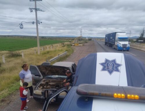 Brindan apoyo a conductor con vehículo averiado en carretera federal 54