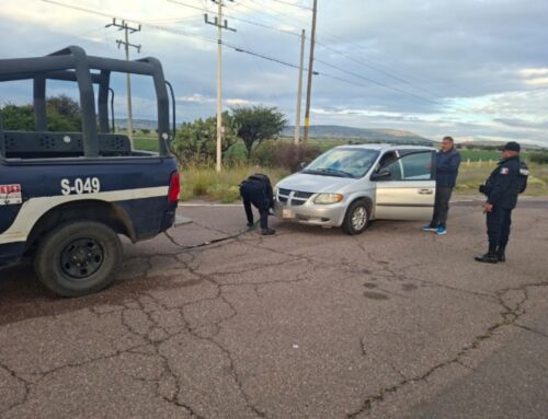 Refuerzan seguridad en carreteras y brindan apoyo a automovilista en Sombrerete
