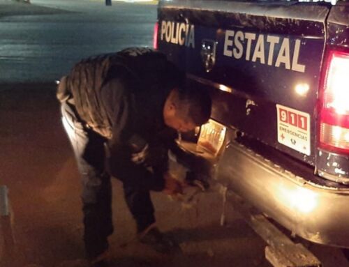 Auxilian a conductor ante falla mecánica en carretera hacia Río Grande