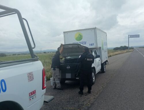 Brindan PEP y Policía Municipal apoyo a conductor de paquetería en carretera federal 45, en Sombrerete