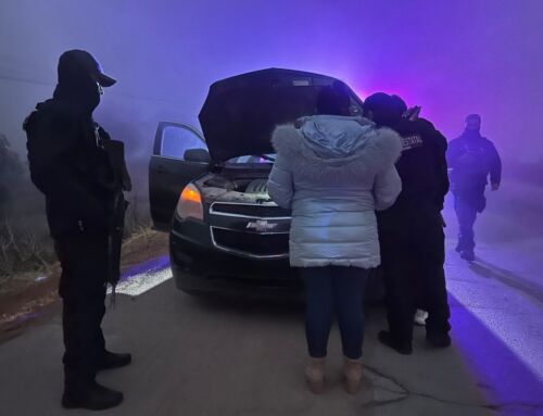 Auxilian policías estatales a conductora cuyo vehículo quedó varado en carretera de Loreto