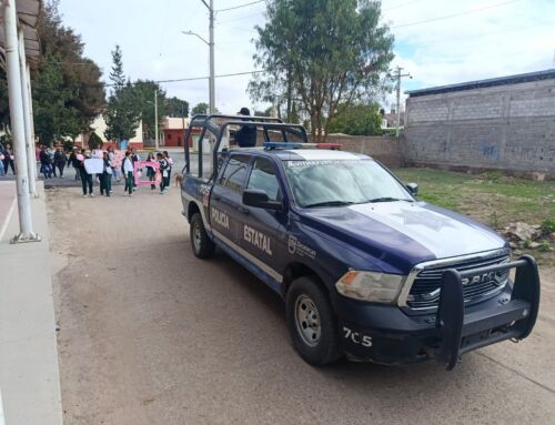 Acompañan policías marcha de concientización sobre el cáncer de mama en Villa González Ortega